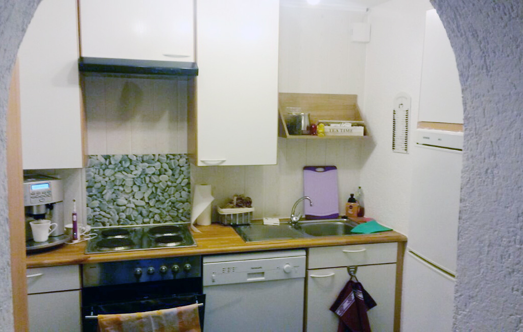 voll eingerichtete Küche in Apartment
